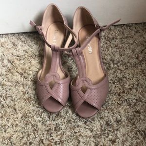 Vintage style peep toe shoes